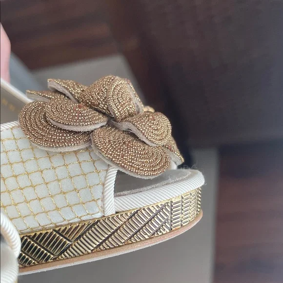 CHANEL Camellia Heels Sandals Slingback size 35 / 5 B gold white flower - Picture 17 of 17